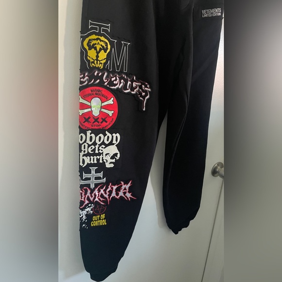 NEW Medium VETEMENTS BLACK graphic metal patch sweatpants joggers - Picture 2 of 14